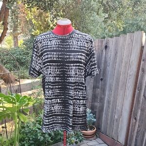 Chic Black and White Patterned Short Sleeve Tee